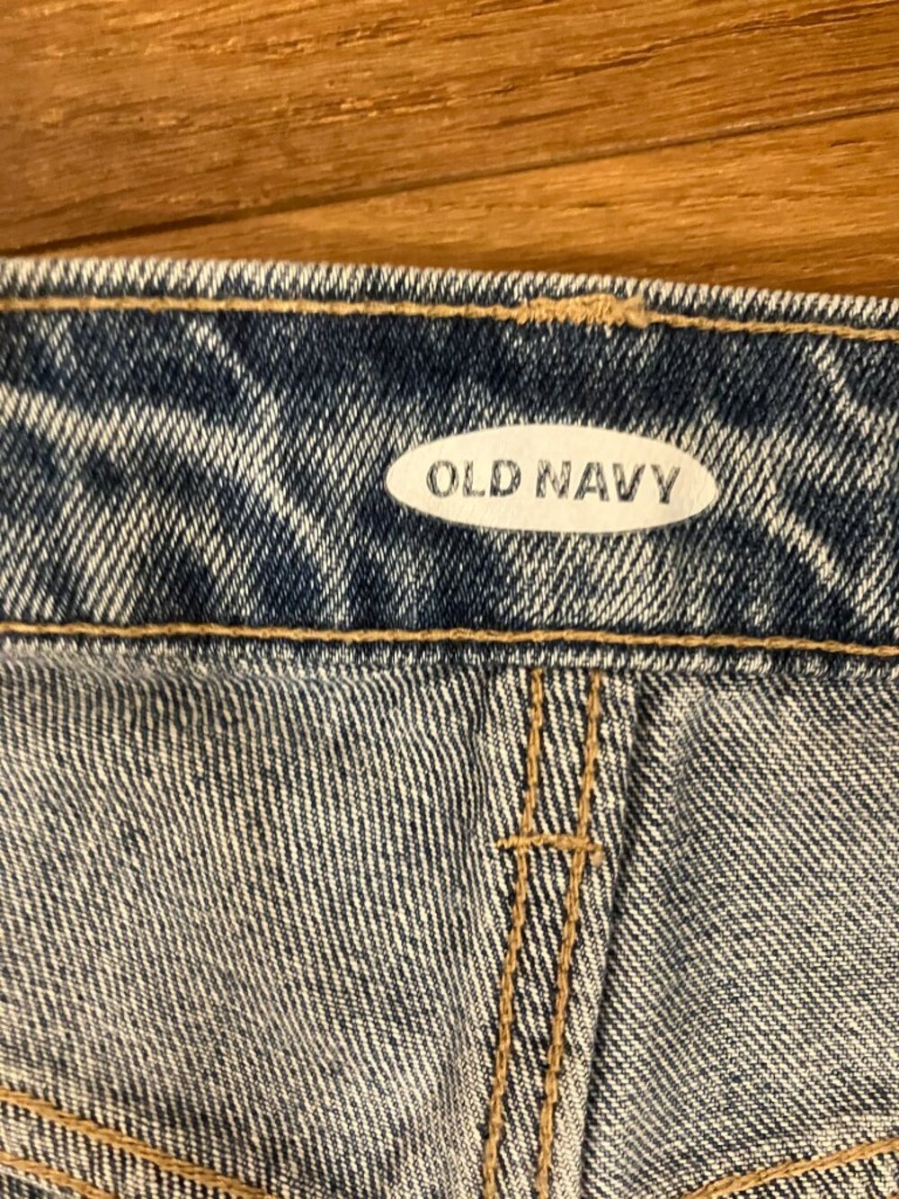 Distressed jeans - Picture 3 of 5
